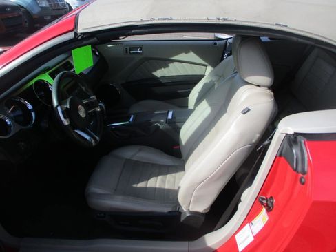 Used 2010 Ford Mustang Convertible image 8