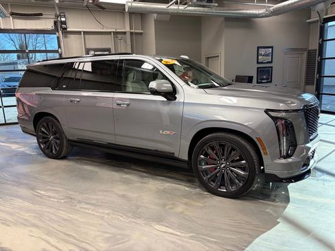 Used 2025 Cadillac Escalade ESV V image 43