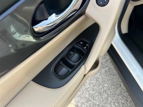 Used 2017 Nissan Rogue SV w/ SV Premium Package image 12