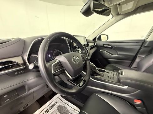 Used 2021 Toyota Highlander XLE AWD/4WD image 8