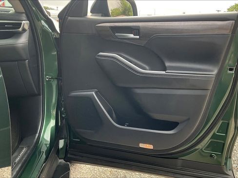 Used 2025 Toyota Highlander Limited image 23