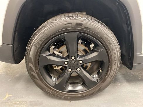 Used 2023 Jeep Grand Cherokee Limited w/ Black Appearance Package image 35