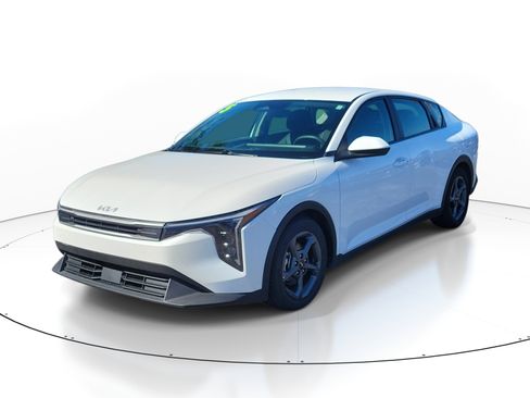 Used 2025 Kia K4 FWD image 3