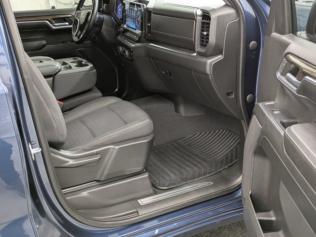 Used 2023 Chevrolet Silverado 1500 LT AWD/4WD image 25