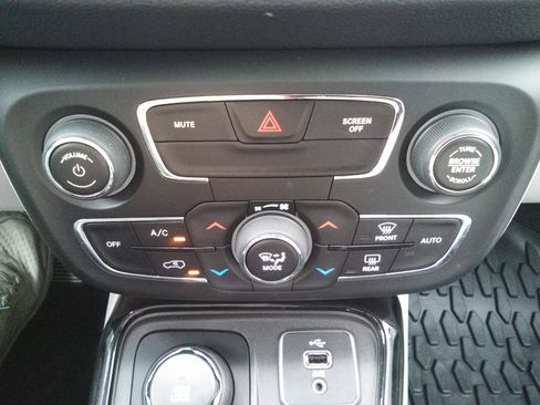 Used 2018 Jeep Compass Limited w/ Navigation Group AWD/4WD image 19
