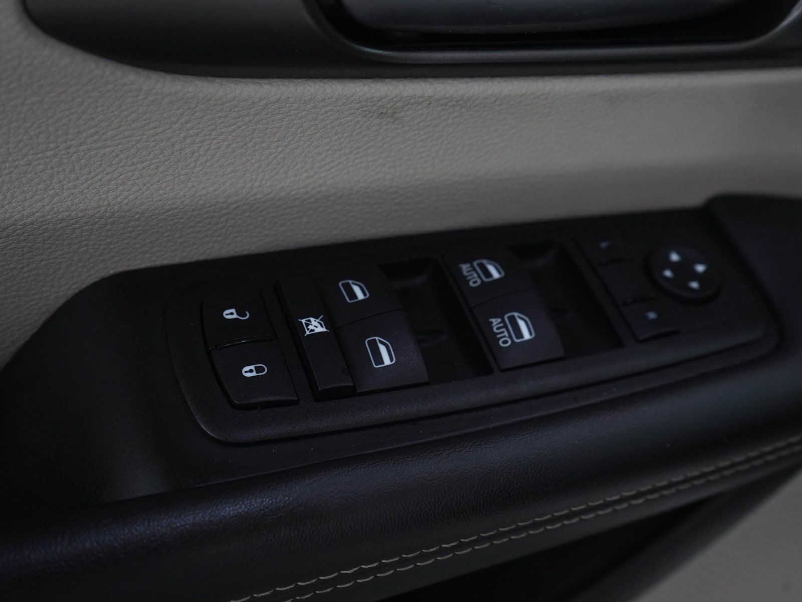 Used 2023 Chrysler Pacifica Touring-L FWD image 17