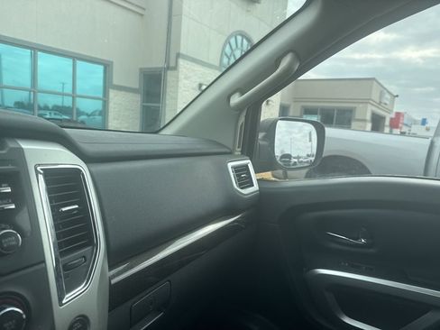 Used 2017 Nissan Titan SV RWD image 12