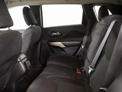 Used 2017 Jeep Cherokee Latitude w/ Comfort/Convenience Group AWD/4WD image 29
