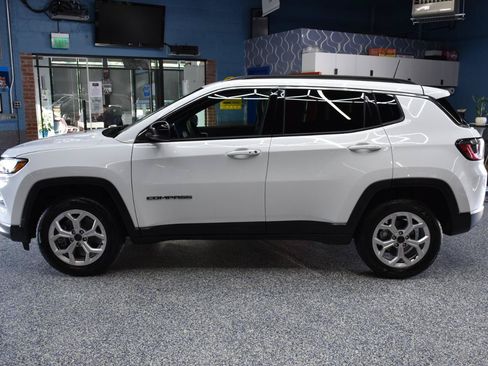 Used 2025 Jeep Compass Latitude w/ Sun & Sound Group AWD/4WD image 9