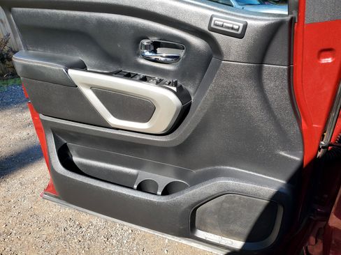 Used 2018 Nissan Titan SL image 19