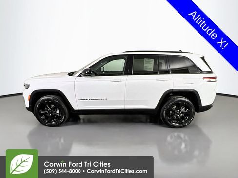 Used 2025 Jeep Grand Cherokee Altitude AWD/4WD image 6