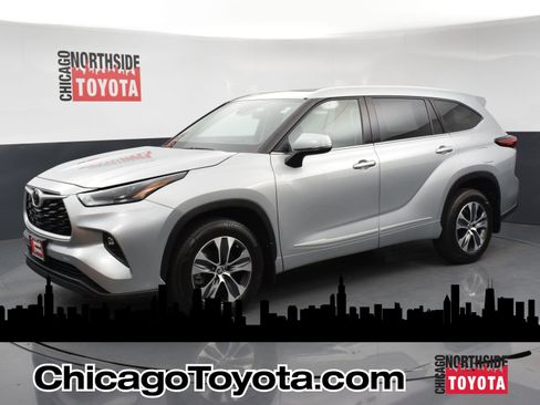 Used 2022 Toyota Highlander XLE AWD/4WD image 1