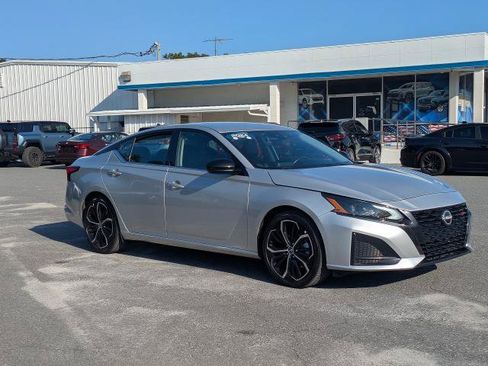 Used 2024 Nissan Altima 2.5 SR FWD image 2
