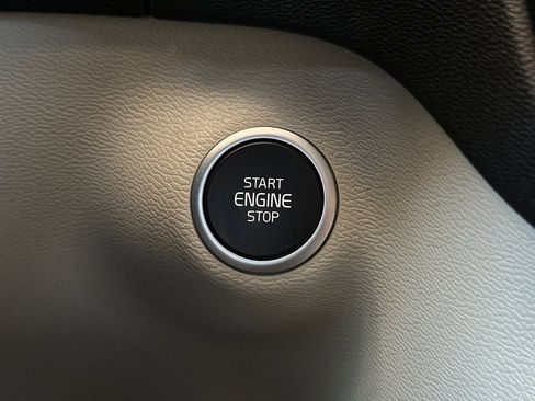 Used 2022 Volvo XC40 T5 Momentum image 21