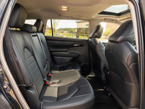Used 2023 Toyota Highlander XLE FWD image 18