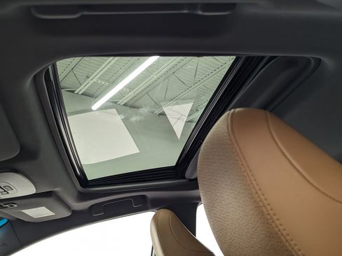 Used 2019 Toyota Avalon Limited image 12