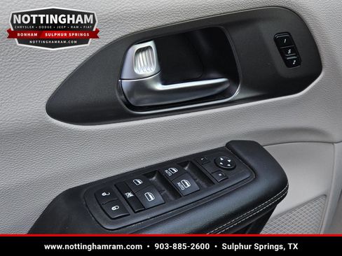 Used 2023 Chrysler Pacifica Touring-L FWD image 24