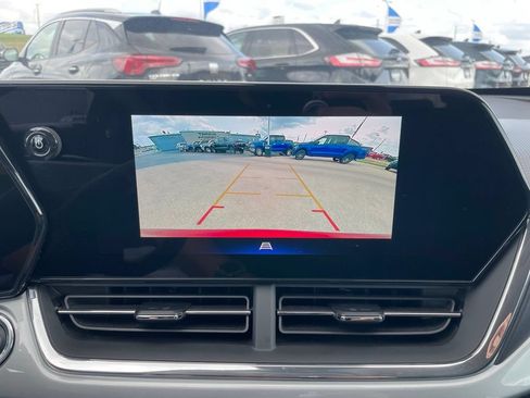 Used 2025 Chevrolet Trax LT FWD image 16