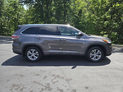 Used 2015 Toyota Highlander XLE AWD/4WD image 2