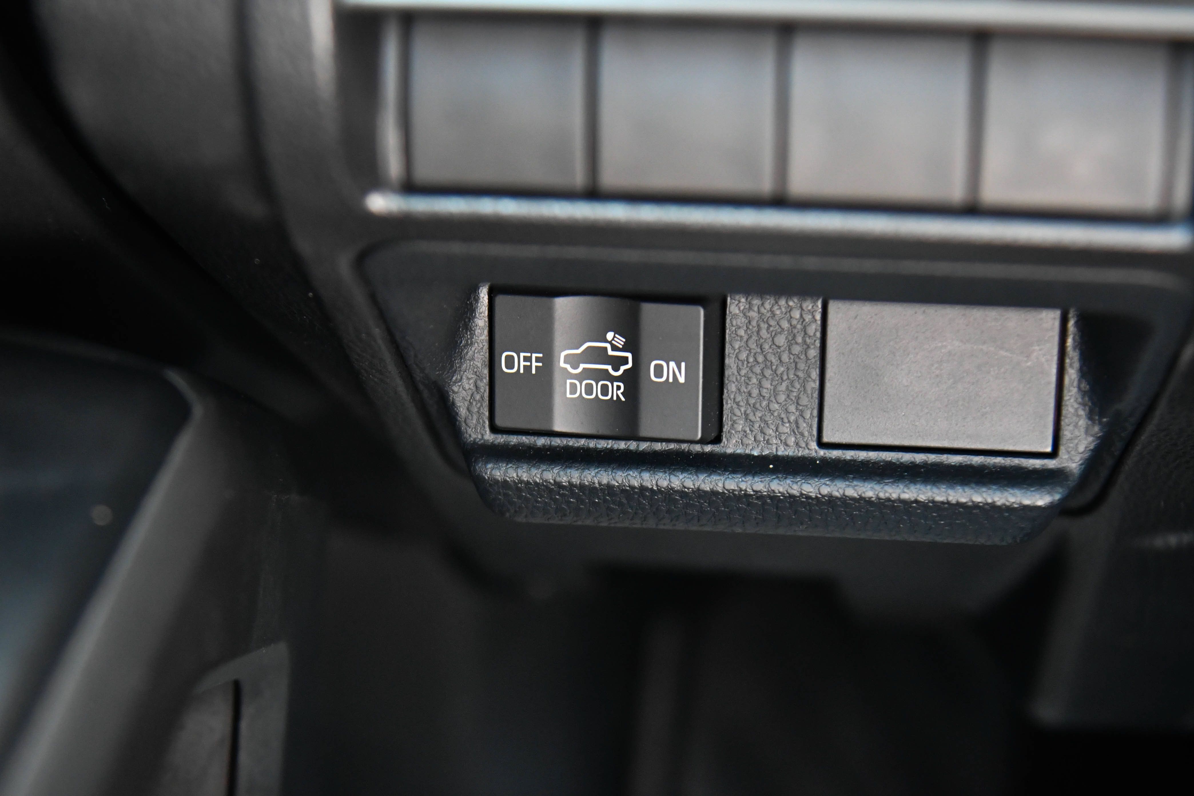 Used 2025 Toyota Tacoma SR5 AWD/4WD image 34