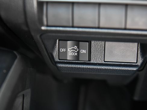 Used 2025 Toyota Tacoma SR5 AWD/4WD image 34