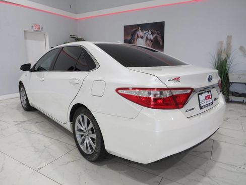 Used 2017 Toyota Camry XLE w/ Moonroof Package image 6