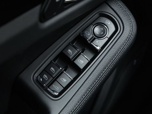 Certified 2026 Porsche Macan AWD/4WD image 19