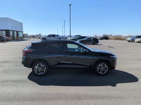 Used 2025 Chevrolet Trax LT image 8