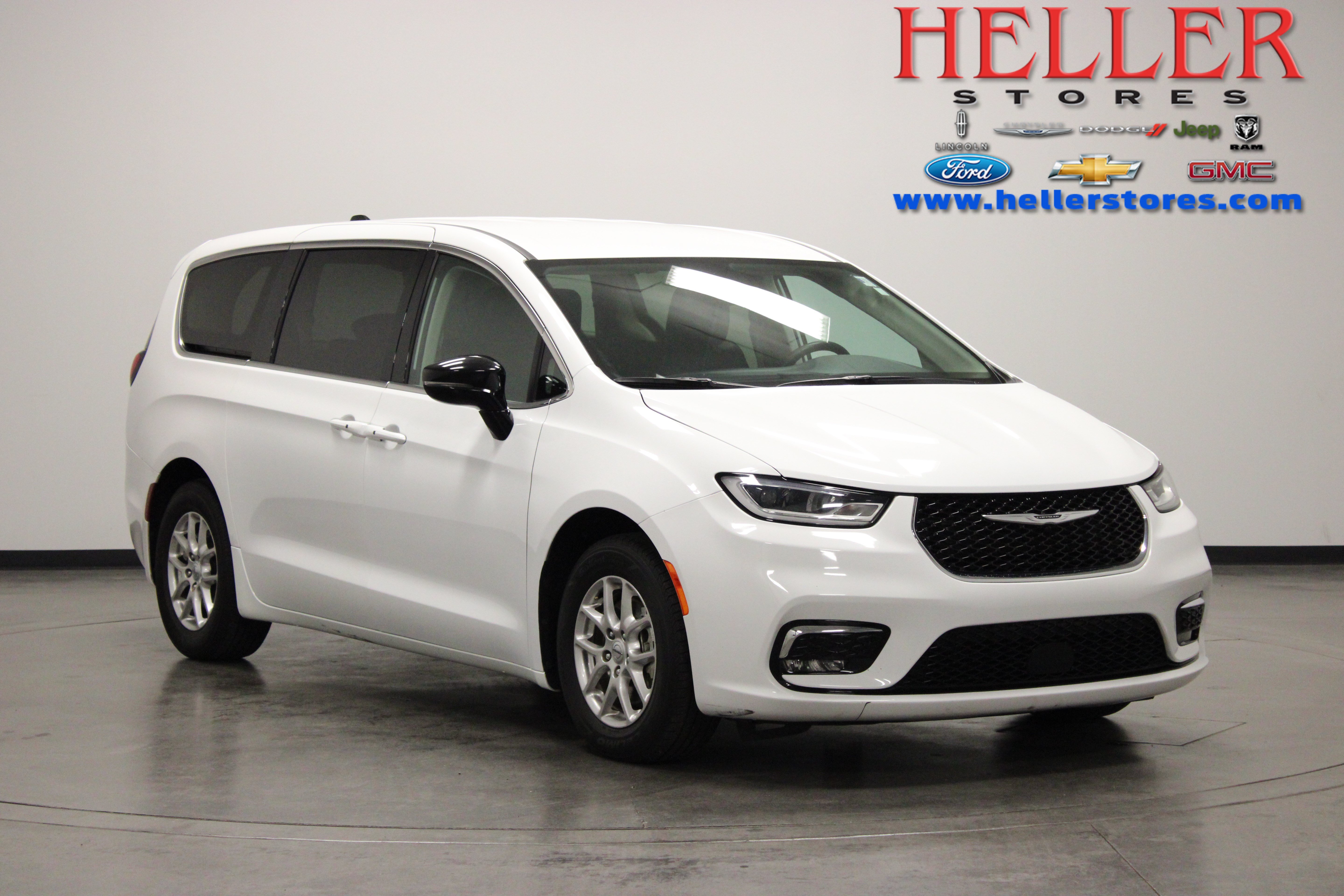 Used 2024 Chrysler Pacifica Touring-L FWD image 1