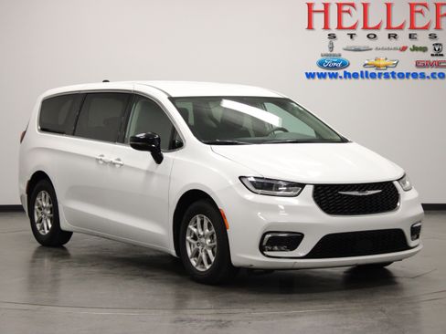 Used 2024 Chrysler Pacifica Touring-L FWD image 1