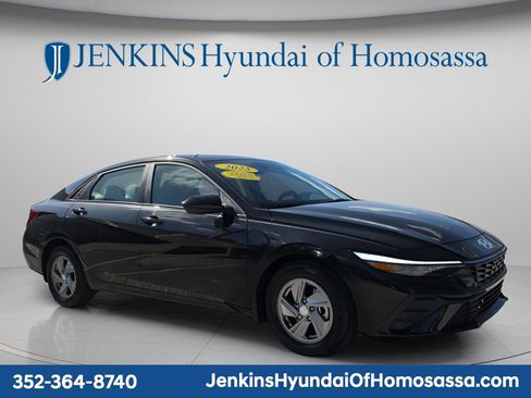 Used 2025 Hyundai Elantra SE image 1