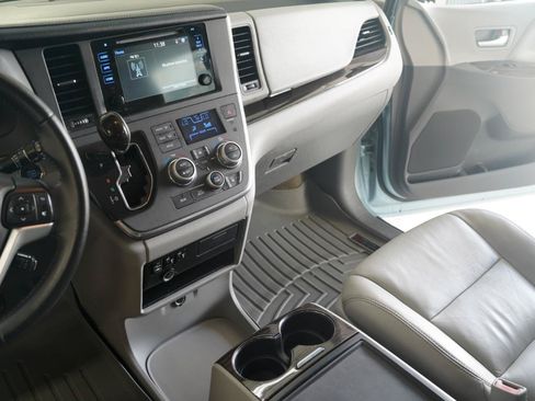 Used 2015 Toyota Sienna XLE FWD image 18