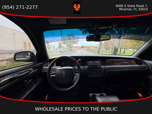 Used 2008 Lincoln Town Car Signature Limited image 10