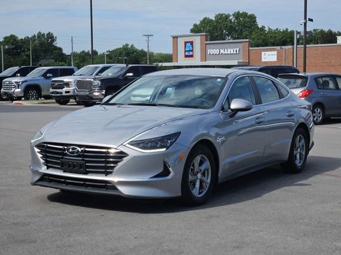 Used 2023 Hyundai Sonata SE FWD image 2