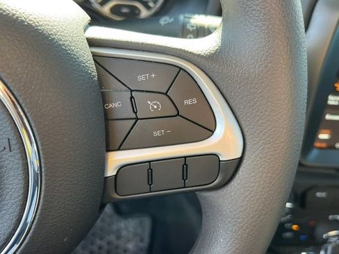 Used 2023 Jeep Renegade Latitude AWD/4WD image 7