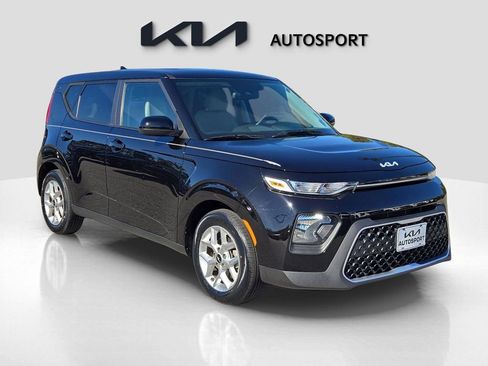 Certified 2022 Kia Soul LX w/ Technology Package image 3