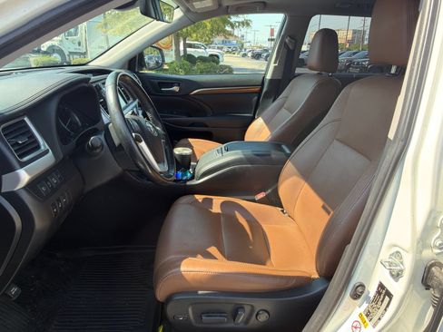 Used 2019 Toyota Highlander Limited Platinum AWD/4WD image 2