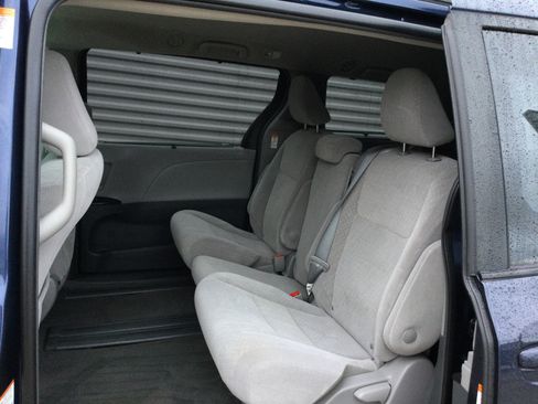 Used 2018 Toyota Sienna LE FWD image 8