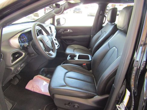 Used 2025 Chrysler Pacifica Select FWD image 25