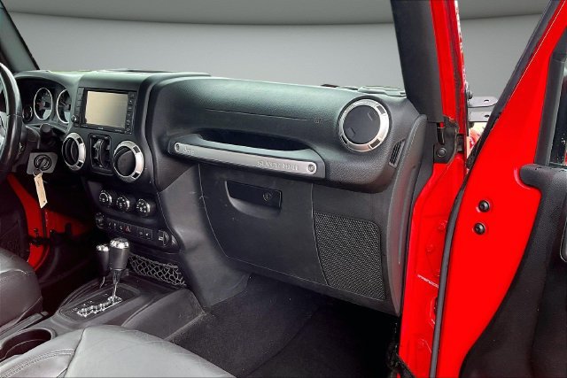 Used 2015 Jeep Wrangler Unlimited Sahara w/ Connectivity Group AWD/4WD image 25