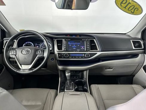 Used 2019 Toyota Highlander Limited Platinum AWD/4WD image 11
