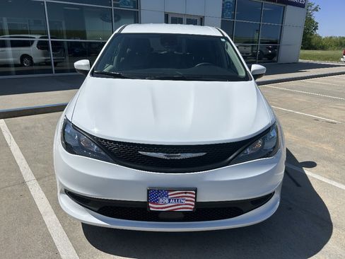 Used 2023 Chrysler Voyager LX FWD image 8