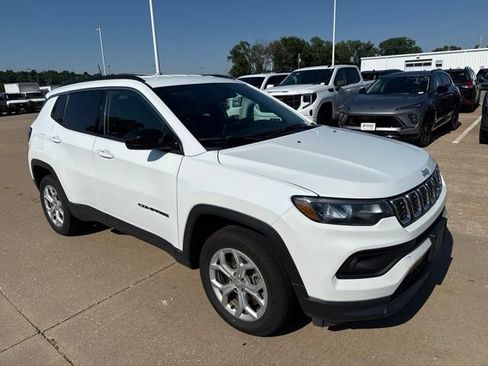 Used 2024 Jeep Compass Latitude AWD/4WD image 1