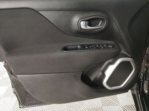 Used 2018 Jeep Renegade Latitude image 11