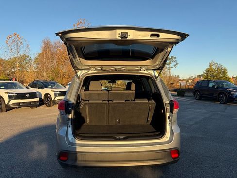 Used 2017 Toyota Highlander LE image 5