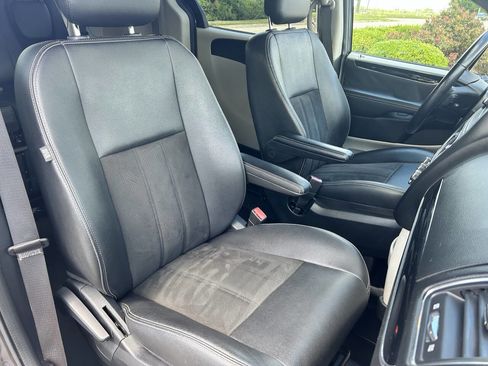 Used 2019 Dodge Grand Caravan SXT image 23