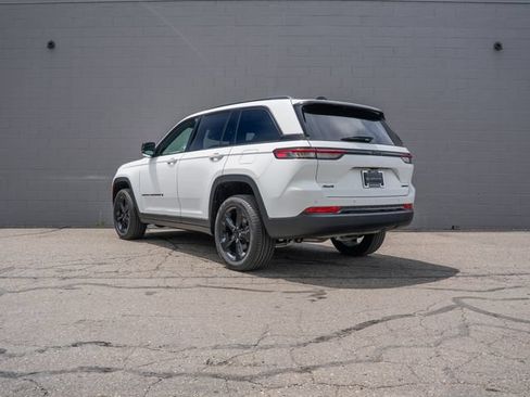 Used 2024 Jeep Grand Cherokee Limited w/ Black Appearance Package AWD/4WD image 3