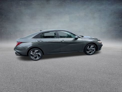 New 2025 Hyundai Elantra Limited image 24