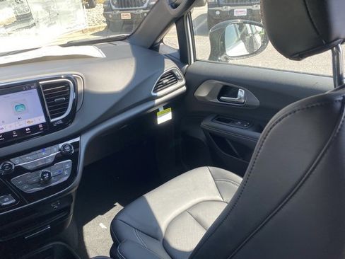 New 2026 Chrysler Voyager LX image 35