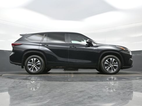Used 2024 Toyota Highlander XLE AWD/4WD image 34